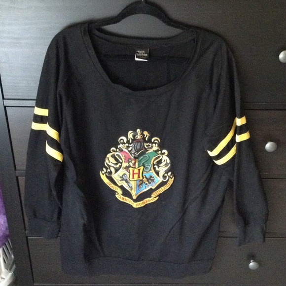 Sweaters - Hogwarts Crest Sweater